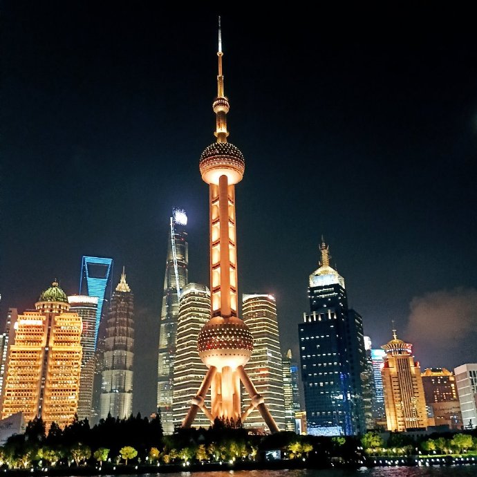 东方明珠下的上海,繁华与魅力的交融之地